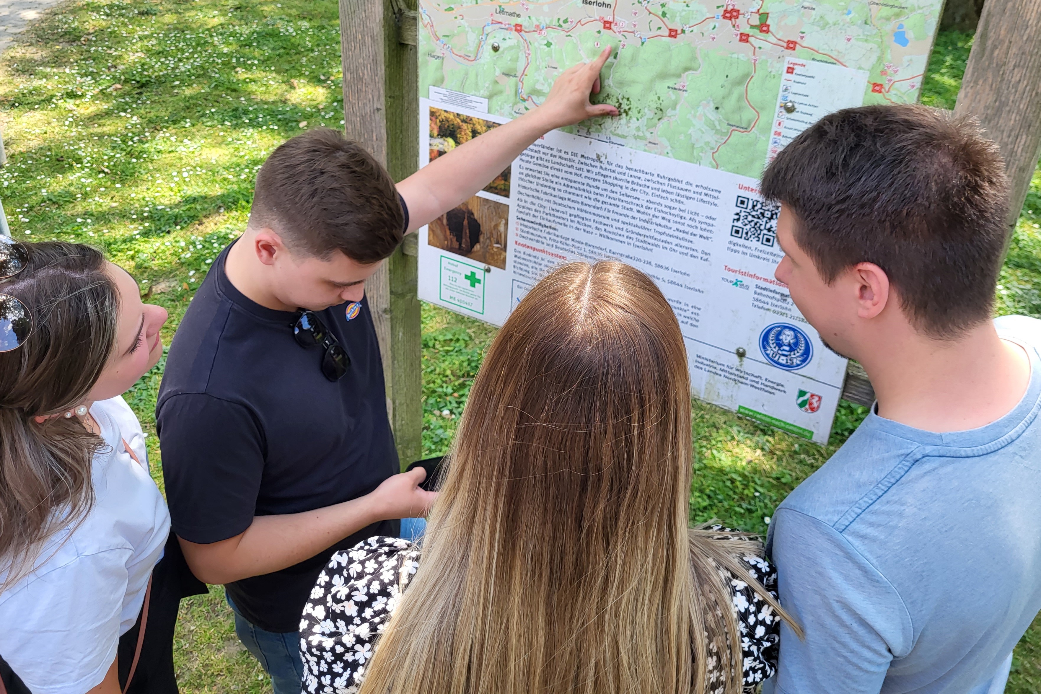 Gemeinsames spielen einer Rätseltour an der frischen Luft