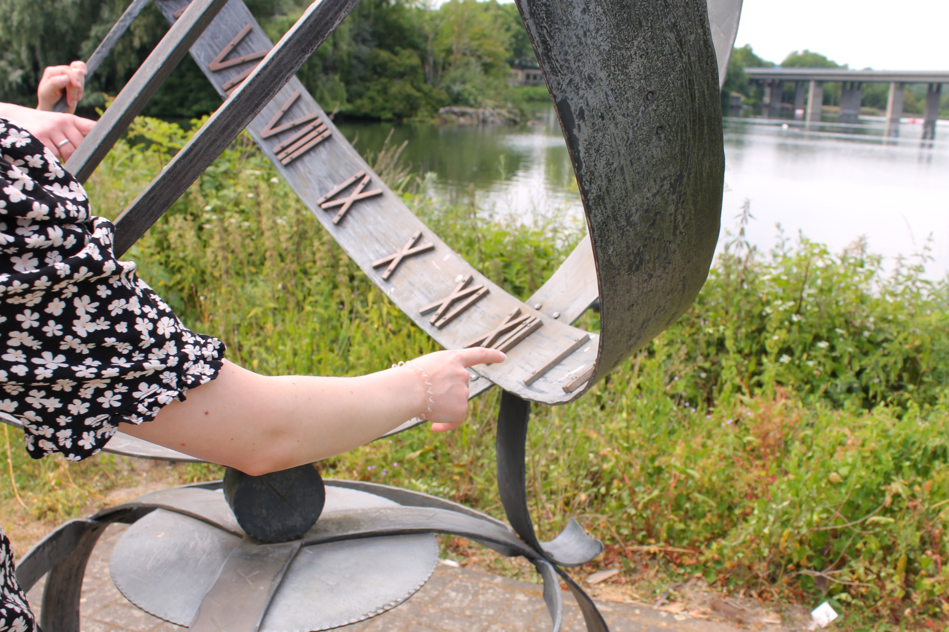 Rätseln der Aufgabe im Rahmen des Outdoor-Escape-Games