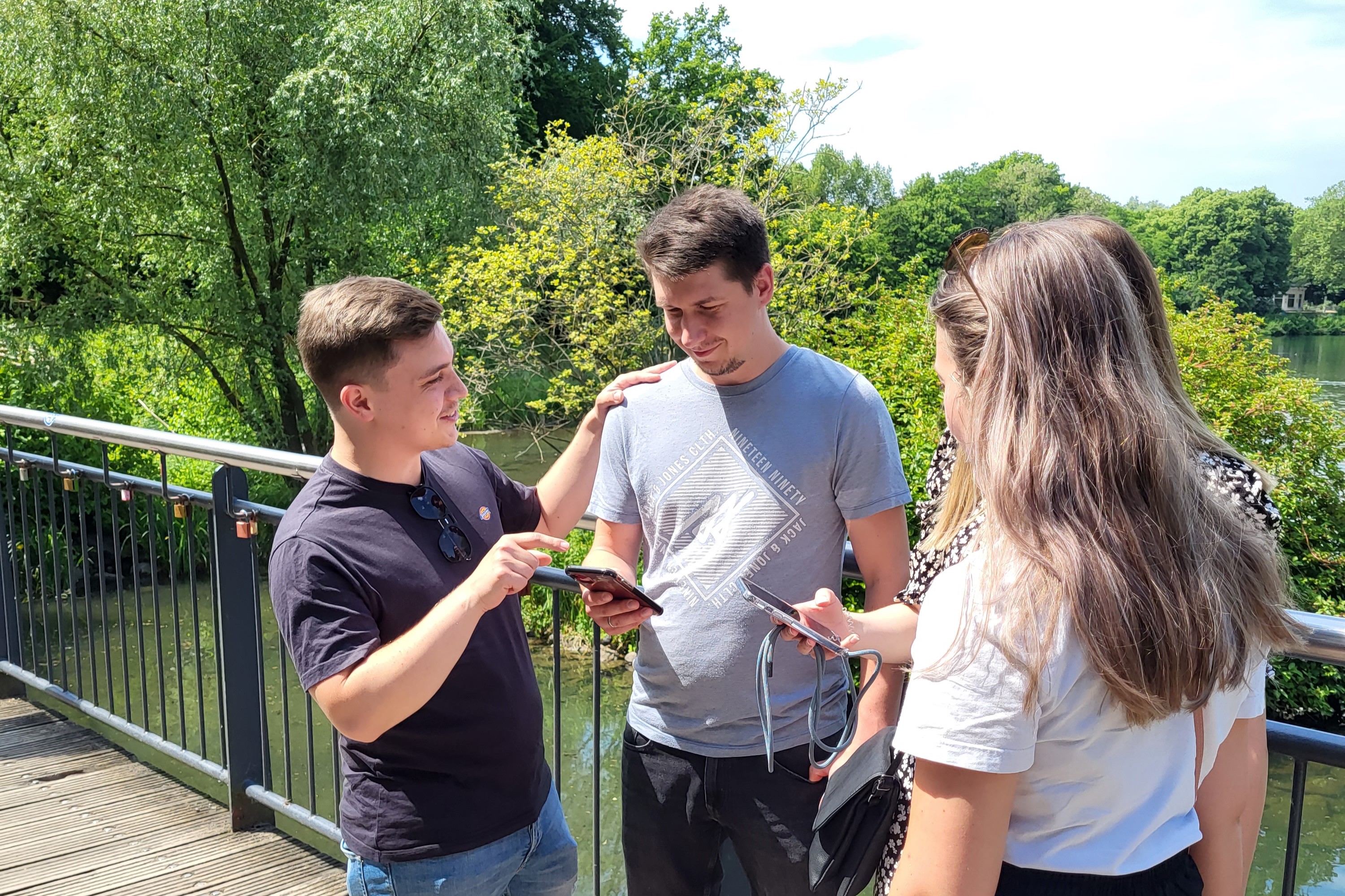 Zusammen lösen von Rätseln bei einer Rätseltour